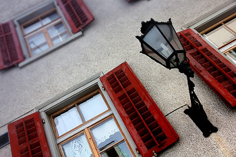 lanterne, vindue, skodder, arkitektur, facade, rejse, lampe, bygget struktur, bygning udvendig, ingen mennesker, lav vinkel visning, bygning, dag, tilt, vand, udendørs, rød, hus, boligområde, natur, glas - materiale, afspejling, murbygningsfunktion, by, vinduesramme, 2K, CC0, offentligt domæne, royaltyfrie