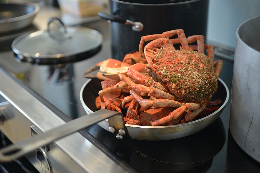 plat de cranc, paella, marisc, cuinar, cuina, pan, restaurant, menjar, gourmet, fresc, deliciós, cranc, estufa, nutrició, olla de cocció, menjar i beguda, sopar, cuina comercial, frescor, cuit, xef, carn, calor - temperatura, preparació, vaixella, a l'interior, equipament per a la llar, vista d’angle alt, aparell, preparar el menjar, estri de cuina, natura morta, primer pla, centrar-se en primer pla, cuina domèstica, cap gent, 5K
