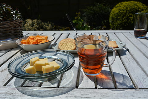 Käse, Snack, Tabelle, Tee, Essen und Trinken, Getränk, Erfrischung, keine Leute, Trinkglas, Morgen, draußen, Frühstück, Tag, Teller, Glas, Lebensmittel, Haushaltsausstattung, Frische, Küchenutensilien, Sonnenlicht, Natur, Tasse, gesundes Essen, Essgeschirr, Löffel, Becher, Wohlbefinden, Geschirr, 5K, CC0, gemeinfrei, lizenzfrei