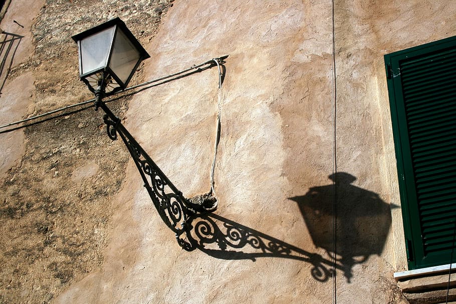 applique da parete nera, nero, lanterna a muro, posto, Marrone, ombra, luce, lampada, parete, costruzione, architettura, nessuno, caratteristica della parete, storia, esterno dell'edificio, antico, struttura costruita, vecchio, il passato, intemperie, modello, luce del sole, arte e artigianato, quartiere residenziale, sporco, giorno, all'aperto, lampada elettrica, 1080P