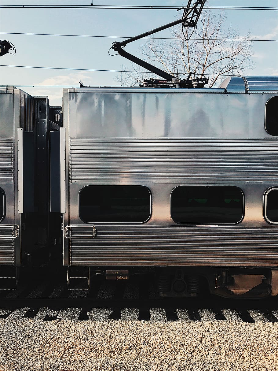treno d'argento, Ferrovia, treno, carrozza, traccia, ciottoli, argento, modo di trasporto, trasporto ferroviario, mezzi di trasporto, treno - veicolo, veicolo terrestre, natura, trasporto pubblico, nessuno, giorno, pianta, campo, stazionario, viaggio, all'aperto, cielo, terra, albero, 4K