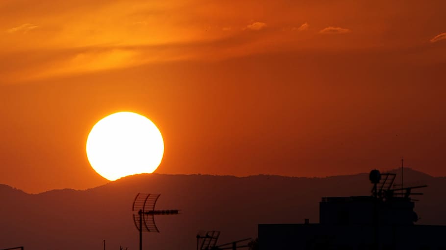 Sonne, alba, Himmel, Orange, Wolken, rot, Dämmerung, Natur, Hintergrundbeleuchtung, Schatten, Landschaft, Horizont, ausgang sonne, Ruhe, Sonnenuntergang, Szenen - Natur, Schönheit in der Natur, orange Farbe, Silhouette, Berg, Sonnenlicht, ruhige Szene, Umgebung, wolke - himmel, Technologie, Gebirge, idyllisch, keine Leute, draußen, Dramatischer Himmel, 2K