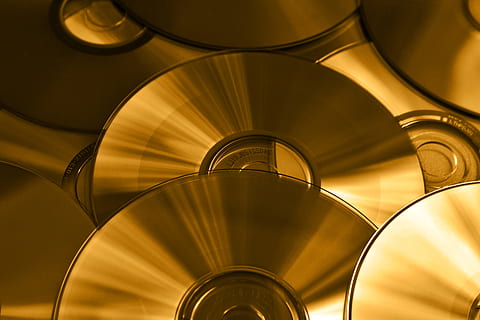 disques compactes, CD, DVD, ordinateur, Les données, brillant, numérique, disque, support de stockage, or, à l'intérieur, La technologie, architecture, métal, modèle, personne, couleur or, courbe, conception, arrière-plans, moderne, forme, spirale, filage, plein cadre, illuminé, abstrait, lumière, luxe, 2K, CC0, domaine public, libre de droits