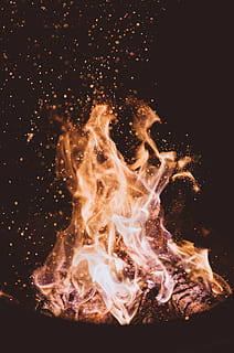 nærbillede foto, ild, nattetid, sort, metal ramme brand pit, sort metal, ramme, bål, flamme, brænde, blis, brand - naturligt fænomen, varme - temperatur, brænding, sort farve, gul, rød, glødende, baggrunde, abstrakt, tæt på, ingen mennesker, bevægelse, sort baggrund, natur, nat, orange farve, sløret bevægelse, studio skud, lang eksponering, indendørs, mørk, 5K, CC0, offentligt domæne, royaltyfrie