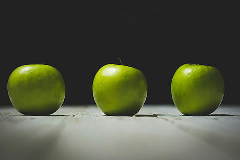 trzy zielone jabłka, zielone jabłka, jedzenie, owoc, zielony kolor, świeżość, jabłko - owoc, zdrowe odżywianie, organiczny, dojrzały, jedzenie i picie, żadnych ludzi, jedzenie wegetariańskie, zdrowy tryb życia, jabłko Granny Smith, zbliżenie, dieta, smakosz, przekąska, dobre samopoczucie, studio strzał, wewnątrz, grupa obiektów, martwa natura, jabłko, trzy obiekty, czarne tło, stół, z rzędu, 5K, CC0, domena publiczna, darmowe zdjęcia