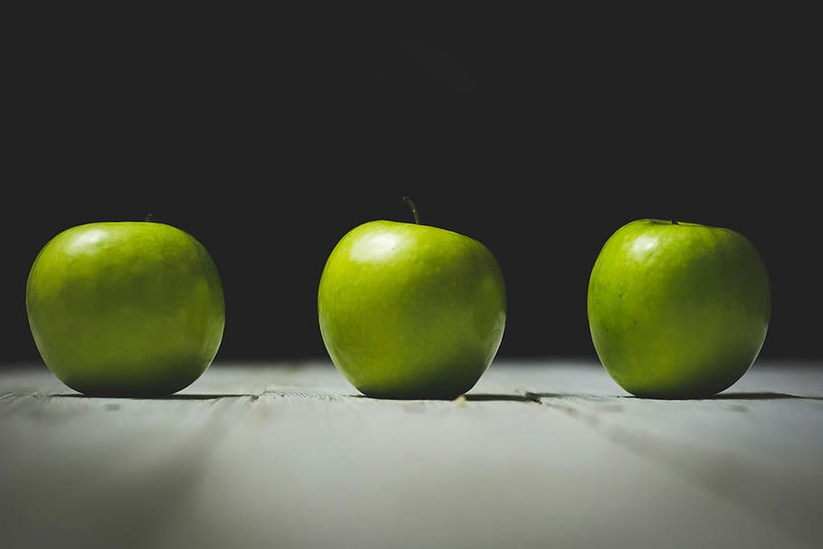 tres pomes verdes, pomes verdes, menjar, fruita, color verd, frescor, fruita de poma, alimentació saludable, orgànic, madur, menjar i beguda, cap gent, menjar vegetarià, estil de vida saludable, pomera de granny smith, primer pla, fer dieta, gourmet, berenar, benestar, tir de l'estudi, a l'interior, grup d'objectes, natura morta, poma, tres objectes, fons negre, taula, en fila, 5K