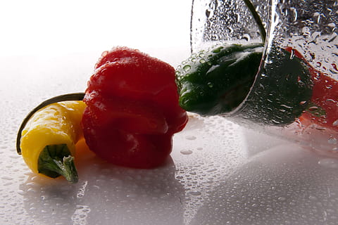 chili, chili peberfrugter, skarp, pepperoni, farverig, farve, pikant, mad, grøn, rød, grøntsager, skarphed, krydderier, peber, sæson, bælg, spise, paprika, mad og drikke, frugt, indendørs, tæt på, friskhed, sund kost, ingen mennesker, forfriskning, studio skud, vand, glas, gruppe af objekter, velvære, grøntsag, bærfrugt, våd, drikke, 4K, CC0, offentligt domæne, royaltyfrie