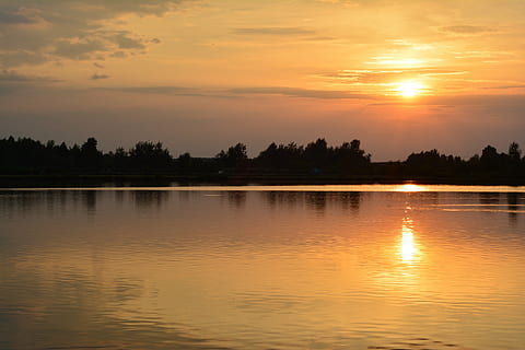 Sonnenuntergang, Die Sonne, See, Himmel, west, Licht, glühen, Wasser, Reflexion, Schönheit in der Natur, Szenen - Natur, Ruhe, ruhige Szene, orange Farbe, wolke - himmel, Ufergegend, Baum, Natur, idyllisch, keine Leute, Silhouette, Nicht-städtische Szene, Pflanze, draußen, romantischer Himmel, 4K, CC0, gemeinfrei, lizenzfrei
