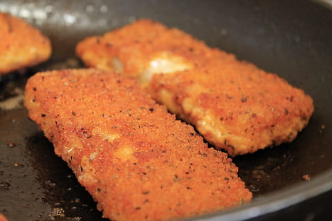 fritar, panado, peixe, panela, cozinhar, comer, Comida, comida e bebida, fechar-se, frescura, preparação, carne, dentro de casa, ainda vida, ninguém, frito, foco seletivo, pronto para comer, equipamento doméstico, calor - temperatura, visão de alto ângulo, frigideira, panela de cozinhar, alimentação pouco saudável, preparando comida, bandeja, 1080P, CC0, domínio público, royalty free
