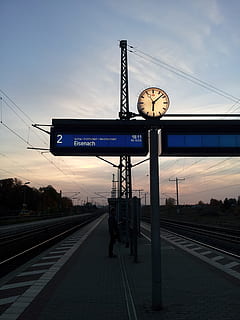 plataforma, punt d'interrupció, trànsit ferroviari, vies del ferrocarril, transport, estació de ferrocarril, transport per ferrocarril, plataforma d’estació de ferrocarril, rellotge, cel, posta de sol, signe, manera de transport, pista, transport públic, comunicació, naturalesa, temps, text, cap gent, direcció, carretera, arquitectura, a l'aire lliure, 2K, CC0, domini públic, lliure de regalies