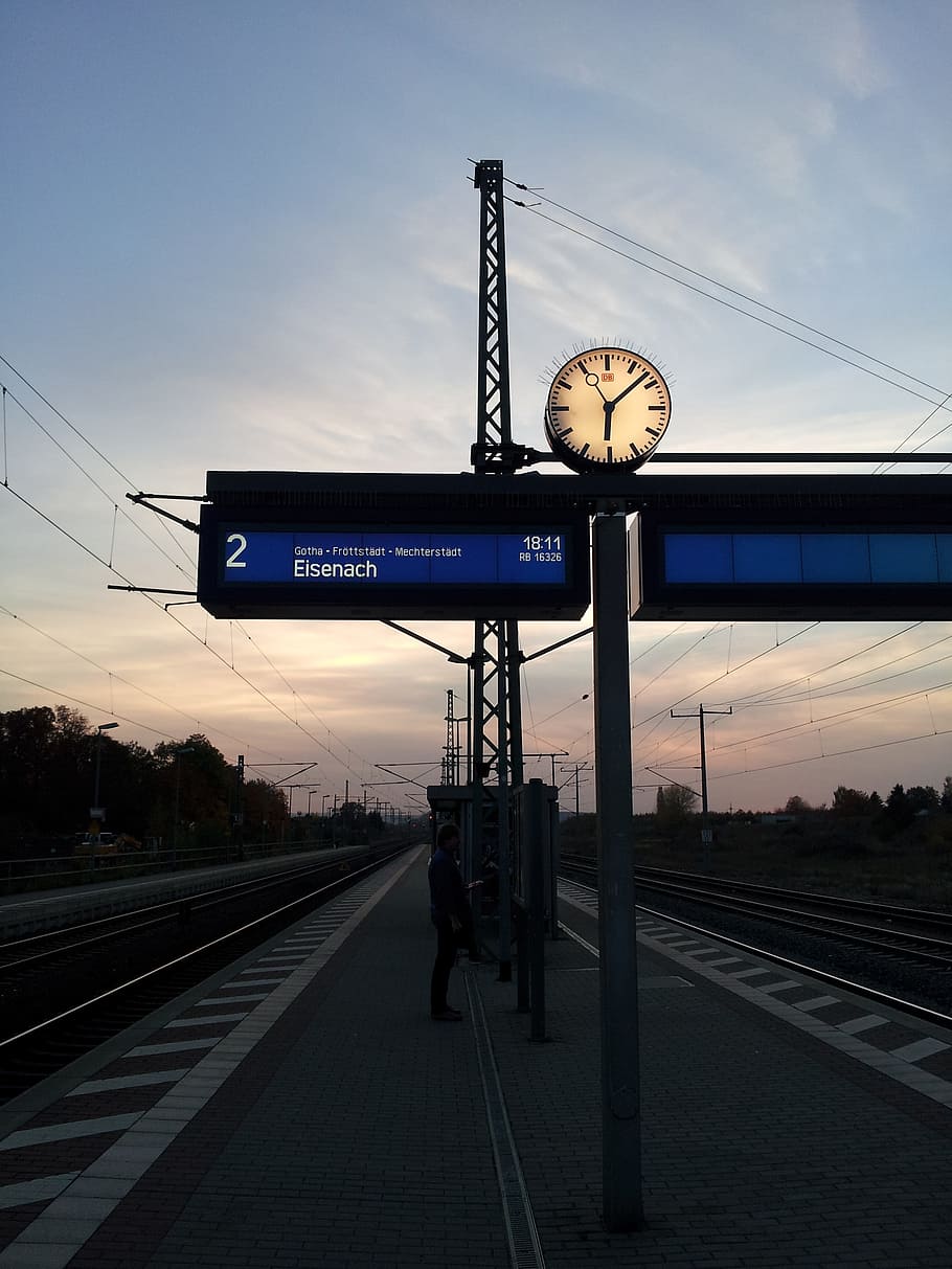 plataforma, punt d'interrupció, trànsit ferroviari, vies del ferrocarril, transport, estació de ferrocarril, transport per ferrocarril, plataforma d’estació de ferrocarril, rellotge, cel, posta de sol, signe, manera de transport, pista, transport públic, comunicació, naturalesa, temps, text, cap gent, direcció, carretera, arquitectura, a l'aire lliure, 2K