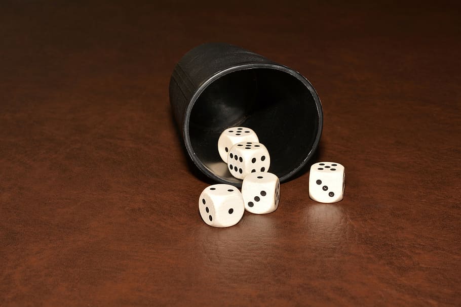 cub, craps, sort, velocitat instantània, jugar, a l'interior, cap gent, vista d’angle alt, taula, daus, material de fusta, tir de l'estudi, fons de colors, cultura i entreteniment artístic, primer pla, natura morta, representació, dos objectes, marró, còpia espai, oportunitat, grup d'objectes, jocs d’oci, 5K