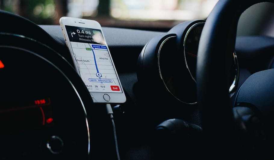 iphone, titular del telèfon del vehicle, iphone de plata, utilitzant, aplicació GPS, cotxe, telèfon, mapa, navegació per satèl · lit, tecnologia, comunicació, manera de transport, transport, tecnologia sense fils, interior del vehicle, primer pla, automòbil, telèfon mòbil, connexió, panell de control, interior del cotxe, nombre, telèfon intel·ligent, dispositiu d’informació portàtil, vehicle terrestre, panell, metre: instrument de mesura, equipament, traça de pols, 5K