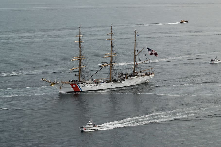 loď, řezačky, stožár, barque, tři stěžně, plnou plachtu, voda, pobřežní hlídka, výcvik, moře, oceán, plavidlo, navigace, paluba, plachty, orel, lodí, námořní plavidlo, přeprava, plachtění, plachetnice, cestovní místa, barevný obraz, nábřeží, den, Příroda, způsob dopravy, cestovat, venku, nikdo, pól, vysoký úhel pohledu, vlajka, potopení, 1080P
