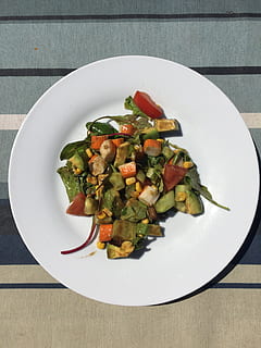 sarah, grøntsag, avocado, plade, mad og drikke, mad, friskhed, sund kost, bord, klar til at spise, velvære, direkte over, stilleben, portionsstørrelse, indendørs, salat, høj vinkel visning, ingen mennesker, frugt, tomat, Vegetarmad, tæt på, fristelse, 2K, CC0, offentligt domæne, royaltyfrie
