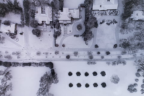 sneeuw, winter, wit, koude, weer, ijs-, bomen, planten, natuur, huishouden, antenne, ontwerp, stadsplanning, koude temperatuur, boom, fabriek, dag, geen mensen, ingebouwde structuur, architectuur, buitenkant van het gebouw, buitenshuis, water, veld-, aan het bedekken, witte kleur, bevroren, gebouw, scenics - natuur, sneeuwen, 5K, CC0, publiek domein, royaltyvrij