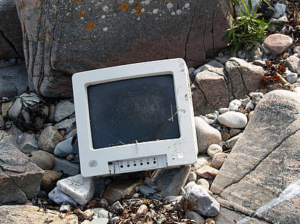 vragrester, computer, udbryder, gammel, solid, klippe, rock-objekt, dag, ingen mennesker, teknologi, sten - objekt, natur, udendørs, jord, fjernsyn, forladt, meddelelse, sten-, forældet, miljø, enhed skærmen, stilleben, forbindelse, retro stylet, rullesten, elektrisk udstyr, 2K, CC0, offentligt domæne, royaltyfrie