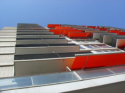 oransje, solskjerm, blokkere, arkitektur, bygget struktur, bygge eksteriør, klar himmel, bygning, dag, himmel, lav vinkel visning, ingen folk, natur, blå, rød, sollys, tak, by, utendørs, boligområde, vindu, trapp, kopiere plass, leilighet, 1080P, CC0, offentlig domene, opphavsrett gratis