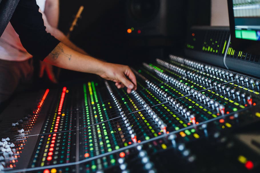 fechar-se, fotografia, pessoa, usando, mistura, console, painéis de controle, controles, equipamento, mão, tecnologia, Mixador de som, música, estúdio de gravação, equipamento de gravação de som, parte do corpo humano, mão humana, dentro de casa, Indústria de eletrônicos, equipamento de audio, ao controle, cultura artística e entretenimento, uma pessoa, estúdio, produtor, Painel de controle, adulto, complexidade, vida noturna, musica rock, botão de apertar, 5K