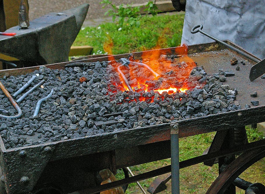foc, forjar, brases, brillar, artesania, ferrer, edat mitjana, carbó, calenta, cremant, foc - fenomen natural, calor - temperatura, flama, naturalesa, brillant, cap gent, vista d’angle alt, menjar, preparació, metall, Barbacoa, material de fusta, dia, a l'aire lliure, menjar i beguda, moviment, 1080P