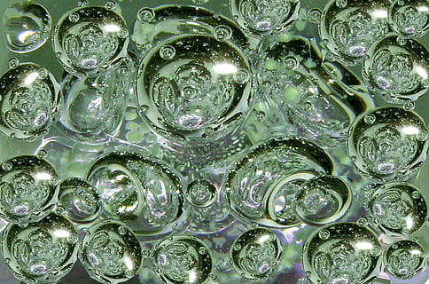vanddråbe, glasboble, design, mønster, grøn, fuld ramme, baggrunde, tæt på, ingen mennesker, indendørs, vand, form, boble, våd, dråbe, geometrisk form, gentagelse, gennemsigtig, cirkel, overflod, glas - materiale, skinnende, stor gruppe af objekter, renhed, glas, 2K, CC0, offentligt domæne, royaltyfrie
