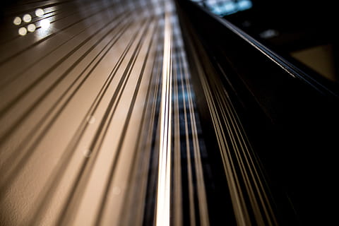 luce a led, illuminazione a LED, luce, guidato, bianca, luminosa, elettricità, lampadina, illuminato, freddo, moderno, lampada, brillantemente, elettrico, elettronico, bicchiere, ferrovia, mezzi di trasporto, nessuno, all'aperto, città, giorno, in casa, metallo, modello, notte, avvicinamento, Inquadratura dal basso, architettura, movimento, tecnologia, connessione, stringa, cultura artistica e intrattenimento, trasporto ferroviario, concentrarsi sulle conoscenze acquisite, 4K, CC0, dominio pubblico, privo di copyright