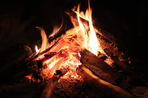 Anteil, Kamin, Feuer, der Einsatz, Flamme, Hitze - Temperatur, Verbrennung, Nacht-, keine Leute, Nahansicht, Feuer - natürliches Phänomen, Holz, Log, Holz - Material, Brennholz, Natur, glühend, dunkel, Bewegung, orange Farbe, Veranstaltung, draußen, Lagerfeuer, 1080P, CC0, gemeinfrei, lizenzfrei