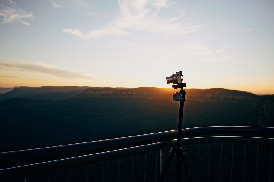 gris, càmera dslr, trípode, barana, muntanyes blaves, posta de sol, sortida del sol, càmera, càmera - equip fotogràfic, cel, a l'aire lliure, muntanya, mirant, escenics, cap gent, connexió, temes de fotografia, tecnologia, equip fotogràfic, naturalesa, núvol - cel, escenics - natura, medi ambient, escena tranquil·la, càmera digital, bellesa a la natura, fotografiar, paisatge, tranquil·litat, Serra, càmera de vídeo domèstica, rodatge, 5K