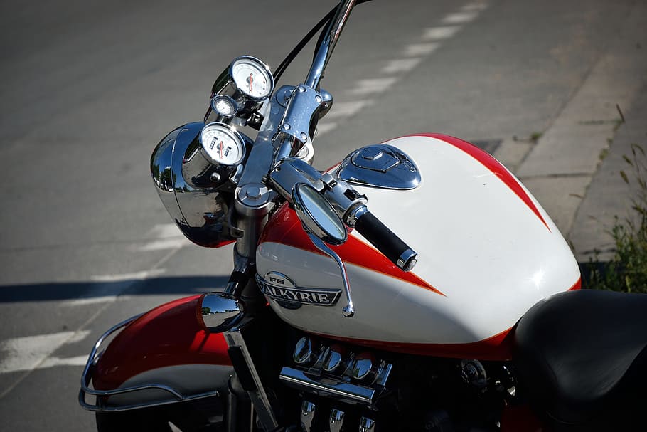 Pozadí, tapeta na zeď, plakát, motocykl, chrom, technika, dom, vítr, bílý, Červené, platnost, výkon, honda valkyrie, způsob dopravy, přeprava, pozemního vozidla, helma, stacionární, pokrývky hlavy, sportovní helma, bezpečnostní, jízdní kolo, den, ochrana, bezpečnost, vysoký úhel pohledu, motoristický sport, detail, silnice, ochranná přilba, lidé, 5K