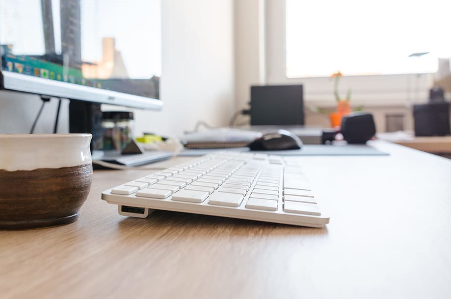 kop, skrivebord, kontor, internet, baggrund, forretning, meddelelse, computer, kreativitet, digital, Skærm, møbel, indendørs, Information, tastatur, overvåge, mus, pc, værelse, bord, teknologi, hvid, vindue, træ-, arbejdsplads, forbindelse, computerudstyr, trådløs teknologi, desktop pc, bærbar, fokus på forgrunden, dag, ingen mennesker, computer tastatur, hjemmekontor, moderne, 5K