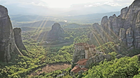 aèria, fotografia, muntanya, ull d'ulls, vista, casa, bosc, llum solar, raig de sol, formació de roca, núvol, arbre, herba, penya-segat, edifici, sostre, medieval, castell, flamarada, història, el passat, antic, naturalesa, escenics - natura, destinacions de viatge, bellesa a la natura, tranquil·litat, arquitectura, planta, escena tranquil·la, dia, Serra, viatjar, cel, turisme, sòlid, paisatge, cap gent, civilització antiga, a l'aire lliure, arqueologia, 2K, CC0, domini públic, lliure de regalies