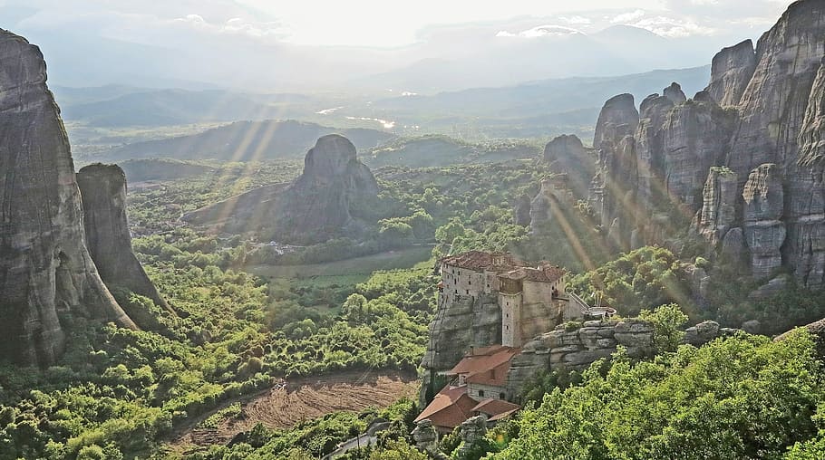 aèria, fotografia, muntanya, ull d'ulls, vista, casa, bosc, llum solar, raig de sol, formació de roca, núvol, arbre, herba, penya-segat, edifici, sostre, medieval, castell, flamarada, història, el passat, antic, naturalesa, escenics - natura, destinacions de viatge, bellesa a la natura, tranquil·litat, arquitectura, planta, escena tranquil·la, dia, Serra, viatjar, cel, turisme, sòlid, paisatge, cap gent, civilització antiga, a l'aire lliure, arqueologia, 2K