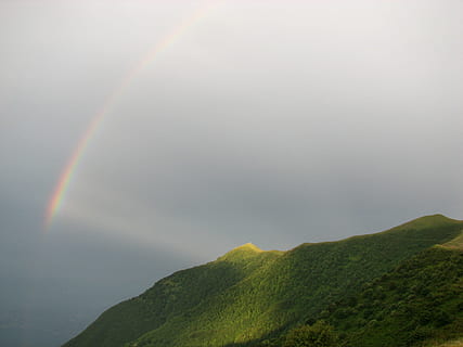 arcobaleno, raggio di sole, luce, nuvoloso, cielo, tempo metereologico, Cloudscape, paesaggio, natura selvaggia, scenario, naturale, selvaggio, all'aperto, ambiente, panoramico, terra, natura, tranquillo, Paesaggi, bellezza nella natura, nessuno, la tranquillità, scenics - natura, montagna, scena tranquilla, multicolore, nuvola - cielo, giorno, idilliaco, scena non urbana, colore verde, fenomeno naturale, doppio arcobaleno, pioggia, 2K, CC0, dominio pubblico, privo di copyright
