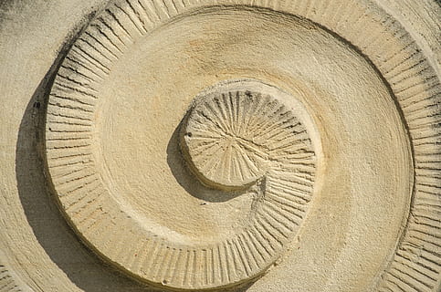perto, foto, Castanho, concreto, superfície, espiral, textura, estrutura, fundo, elemento, arquitetura, desenhar, abstrato, padronizar, deco, enfeite, pedra de areia, pedra, parede, círculo, forma geométrica, forma, quadro completo, fechar-se, ninguém, origens, construir, dentro de casa, diretamente acima, arte e Artesanato, dia, criatividade, texturizado, madeira - material, natureza, concêntrico, 4K, CC0, domínio público, royalty free