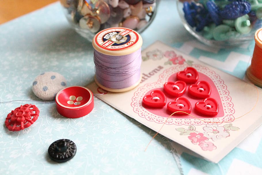 Foto, lilla, sytråd, ved siden af, rød, klud knap, rød, lilla, sort, tøj, knapper, håndarbejde, making, håndværk, vintage tråd, spole, håndlavet, årgang, syning, tekstil, tråd, indendørs, ingen mennesker, bord, dag, tæt på, friskhed, stilleben, fokus på forgrunden, mad, høj vinkel visning, stor gruppe af objekter, mad og drikke, mønster, fest, gambling chip, sødt mad, selektiv fokusering, Kunst og håndværk, sød, hjerte form, dekoration, fristelse, 4K