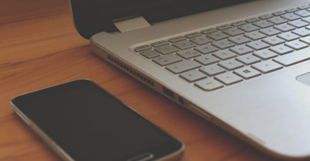 Web-Design, Programmierung, Laptop, Netz, Design, Computer, www, Computerwissenschaften, Blog, Information, Website, Internet, kabellose Technologie, Technologie, Verbindung, Kommunikation, Tastatur, Computer Tastatur, Computerausrüstung, Tabelle, drinnen, keine Leute, High Angle View, Nahansicht, Geschäft, tragbares Informationsgerät, Schreibtisch, Büro, Möbel, Notizblock, 2K, CC0, gemeinfrei, lizenzfrei