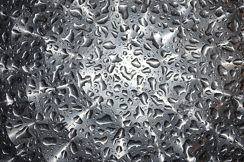 Tropfen, Regen, Hintergrund, Flüssigkeit, Reflexion, radial, Reinheit, Oberfläche, Frische, aqua, Vollbild, Hintergründe, keine Leute, Muster, texturiert, Nahansicht, Wasser, drinnen, Natur, Tag, nass, High Angle View, gefroren, Eis, kalte Temperatur, fallen, grau, Metall, silberfarben, Regentropfen, 4K, CC0, gemeinfrei, lizenzfrei
