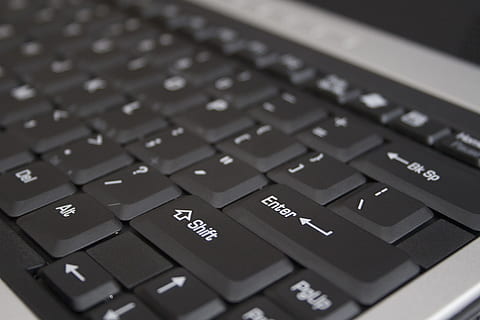 Černá, šedá, počítačová klávesnice, klávesnice, počítač, laptop, tlačítka, ks, zadejte, technologie, klíče, písmena, počítačové vybavení, sdělení, text, počítačovou část, spojení, detail, bezdrátové technologie, klíč počítače, dopis, abeceda, Internet, počítačová síť, nikdo, selektivní zaměření, číslo, elektronický průmysl, 2K, CC0, veřejná doména, bez autorských práv