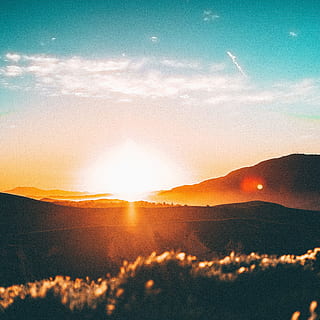 solnedgang, horisont, Foto, bjerge, gylden, time, brænde, lyse, natur, sollys, himmel, scenics, udendørs, sol, solopgang - daggry, landskab, bjerg, skumring, gul, sommer, sky - himmel, skønhed i naturen, daggry, morgen, solstråle, orange farve, blå, lys - naturligt fænomen, cloudscape, baggrunde, scenics - natur, rolig scene, ro, linseflare, ingen mennesker, idyllisk, miljø, bjergkæde, solflare, 2K, CC0, offentligt domæne, royaltyfrie
