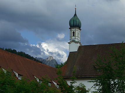 montagna, Säuling, luce, buio, nuvole, Chiesa, chiesa francescana, füssen, allgäu, architettura, costruzione, struttura costruita, esterno dell'edificio, cielo, nuvola - cielo, luogo di culto, religione, spiritualità, credenza, natura, nessuno, albero, Torre, pianta, il passato, Inquadratura dal basso, all'aperto, guglia, 1080P, CC0, dominio pubblico, privo di copyright