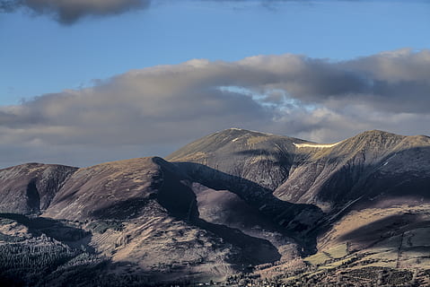 grigio, montagna, giorno, fotografia di paesaggio, Marrone, cielo, catena montuosa, nube, luce del sole, ombra, scenics - natura, bellezza nella natura, nuvola - cielo, ambiente, scena tranquilla, paesaggio, scena non urbana, la tranquillità, geografia fisica, natura, geologia, idilliaco, nessuno, a distanza, vulcano, roccia, all'aperto, formazione, cratere vulcanico, clima arido, clima, montagna innevata, picco di montagna, potere in natura, 5K, CC0, dominio pubblico, privo di copyright