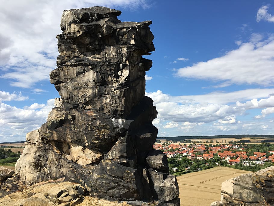 Foto, grå, rock formation, bakke, et kors, Brun, taghus meget, dagtimerne, djævelens mur, klippe, klint, landskab, idyllisk, romantisk, smuk, skyer, overskyet, himmel, blå, naturligt fænomen, sandsten, harpiks, natur, bjerg, sten formation, sandsten klipper, udsigtspunkt, udsigt, ved at se, sky - himmel, arkitektur, dag, bygget struktur, bygning udvendig, solid, rock-objekt, by, udendørs, scenics - natur, ingen mennesker, sollys, skønhed i naturen, jord, rejsemål, miljø, eroderet, 4K