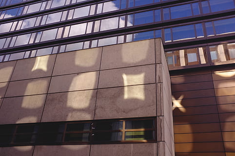 edifici, reflexió, budapest, estructura construïda, exterior de l'edifici, arquitectura, vidre - material, vista d’angle baix, ciutat, finestra, cap gent, llum solar, dia, exterior d’edifici d’oficines, oficina, ombra, modern, a l'aire lliure, naturalesa, patró, funció de construcció de parets, 1080P, CC0, domini públic, lliure de regalies