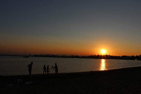 zon, zeestrand, zonsondergang, zee, strand, silhouet, natuur, saamhorigheid, vrijetijdsbesteding, hemel, water, echte mensen, levensstijlen, schoonheid in de natuur, scenics - natuur, twee personen, land-, mannen, kalmte, mensen, buitenshuis, 5K, CC0, publiek domein, royaltyvrij