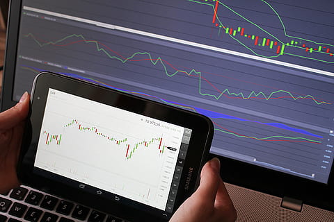 osoba, hospodářství, Černá, tabletový počítač Samsung Galaxy, obchodování, analýza, forex, zmapovat, grafy, lidské ruky, ruka, technologie, část lidského těla, bezdrátové technologie, sdělení, data, diagram, graf, podnikání, obrazovka, spojení, digitální tablet, finance, číslo, finanční údaje, Dotyková obrazovka, počítač, lidé, analýzy, prst, grafu, vydělávat peníze, trasování pulsů, globální komunikace, 5K, CC0, veřejná doména, bez autorských práv