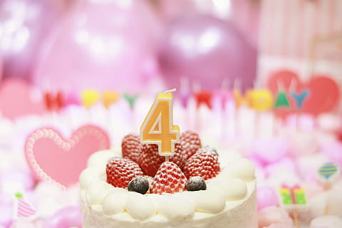 morbido, fotografia a fuoco, 4 candele, torta di fragole, focalizzazione morbida, fotografia, candela, dolce, torta, cibo, cibo dolce, celebrazione, decorazione, buongustaio, Cupcake, glassatura, festa - evento sociale, caramella, nessuno, colore rosa, compleanno, rosso, amore, cibo e bevande, a forma di cuore, indulgenza, evento, anniversario, al forno, torta di compleanno, in casa, freschezza, vacanza - evento, candele di compleanno, tentazione, San Valentino - vacanze, 1080P, CC0, dominio pubblico, privo di copyright