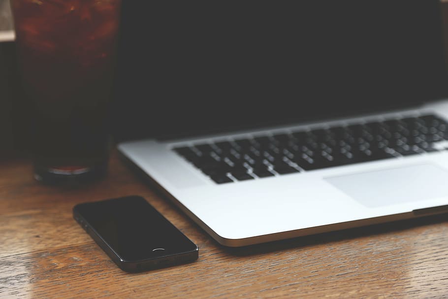 iPhone desactivat, al costat, MacBook, taula, pro, espai, gris, iphone, s, mòbil, cel·la, portàtil, ordinador, tecnologia, negocis, tecnologia sense fils, connexió, comunicació, teclat d’ordinador, portabilitat, dispositiu d’informació portàtil, telèfon mòbil, telèfon intel·ligent, material de fusta, a l'interior, Internet, cap gent, primer pla, còpia espai, natura morta, xarxa d’ordinadors, escriptori, teclat, 5K