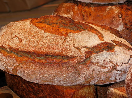 Brot, Bäcker, backen, Lebensmittel, Backwaren, Essen, knusprig, Kunst, Brot backen, Snack, Mehl, ein Leib Brot, Bauernbrot, Grundnahrungsmittel, lecker, Arbeit, gebacken, Brotkruste, Brotteig, Bäckerei, Ofen, Ernährung, köstlich, Getreide, selberbacken, Kohlenhydrate, Kruste, Zutaten, Frühstück, Essen und Trinken, Nahansicht, Frische, Stillleben, keine Leute, braun, drinnen, fertig für den Verzehr, Wohlbefinden, Fokus auf den Vordergrund, gesundes Essen, hausgemacht, Genuss, Tabelle, High Angle View, 1080P, CC0, gemeinfrei, lizenzfrei