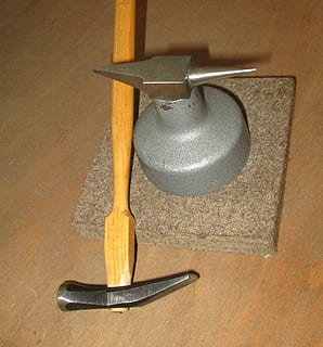 værktøj, værksted, Hammer, ambolt, håndværk, arbejde, erhverv, metal, ingen mennesker, indendørs, træ - materiale, stilleben, tæt på, høj vinkel visning, husholdningsudstyr, køkkenredskaber, hængende, murbygningsfunktion, håndtere, Håndværktøj, enkelhed, udstyr, ske, bord, enkelt objekt, dag, sikkerhed, 2K, CC0, offentligt domæne, royaltyfrie
