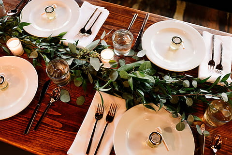 branco, cerâmica, prato de jantar, conjunto, Castanho, de madeira, mesa, pratos, utensilios, configuração de mesa, Casamento, jantar, vegetação, garfo, configuração, comer utensílio, equipamento doméstico, utensílio de cozinha, comida e bebida, dentro de casa, ajuste de lugar, placa, vidro, visão de alto ângulo, mesa de jantar, ninguém, louças, copo de bebida, vela, colher, mobília, Faca de mesa, arrumando a mesa, 2K, CC0, domínio público, royalty free